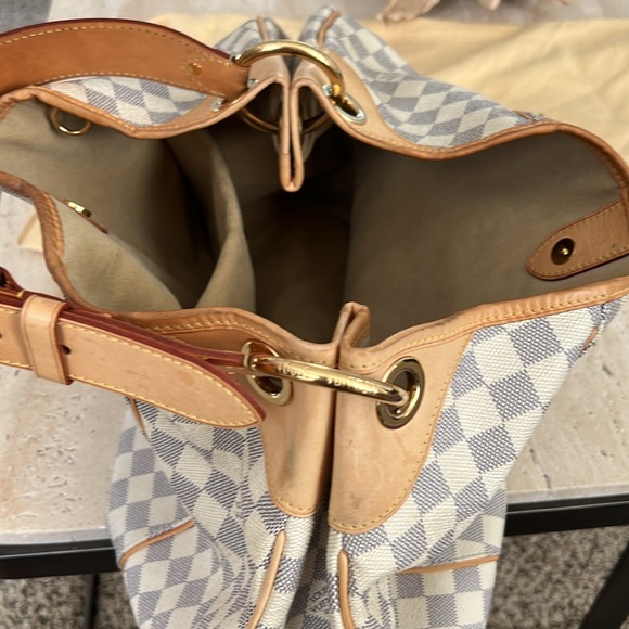 Louis Vuitton - Picture 8 of 10